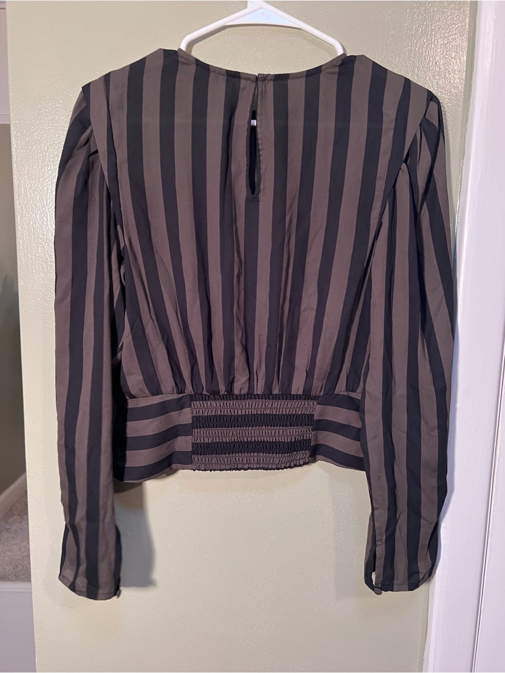 Express Women’s Size Medium Cropped Blouse Olive Green Black Stripes Puff Long - Picture 6 of 9